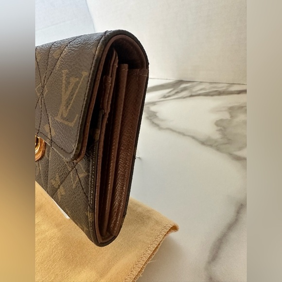 Authentic LOUIS VUITTON Quilted Monogram Etoile w/COA - Picture 8 of 16